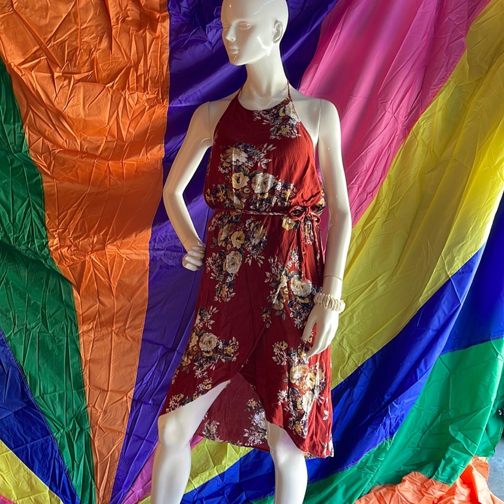 Size L mannequin is small and does not show the size well.